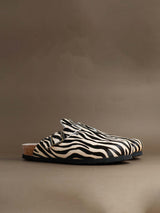 Zueco Genuins Riva de piel de pelo pony con estampado de cebra, correa con hebilla metálica ajustable y planta anatómica de caucho corcho soft con suela de EVA para mujer