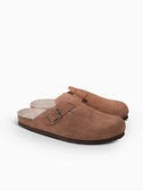 Zueco Genuins Riva  de piel serraje color marrón tierra con planta anatómica de caucho corcho y hebilla ajustable metálica para hombre en vista lateral  doble