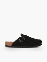 Zueco Genuins Riva  de piel serraje color negro con planta anatómica de caucho corcho y hebilla ajustable metálica para hombre en vista lateral  